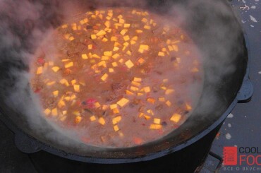 Дальше попробуем мясо. Если оно стало мягким, наливаем еще воды.