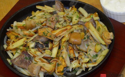 Картошка жареная с солеными грибами