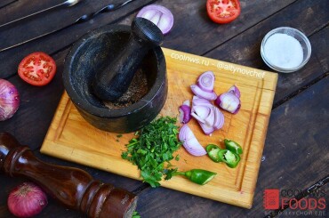 Приправьте наш курдючный шашлык молотой зирой, полукольцами свежего красного лука и острого перца и сумаха. Рекомендую зеленый стручковый перец.