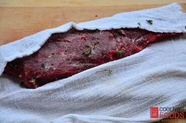 Заверните замаринованый кусок мяса в вафельное полотенце...