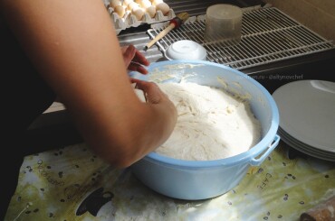 Сперва замешиваем дрожжевое тесто: в теплой воде растворяем соль и сахар. Дрожжи смешиваем с мукой и добавляем к воде. Замешиваем до тех пор пока тесто не будет отлипать от рук! В конце замеса добавляем в тесто размягченное сливочное масло. тесто накрываем полотенцем и убираем в теплое место для расстойки на 1-1,5 часа, далее делаем обминку тесту и оставляем его еще на полчаса.