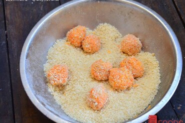 Запанировать шарики в молотых кукурузной крошке (хлопья или палочки измельчить в блендере)