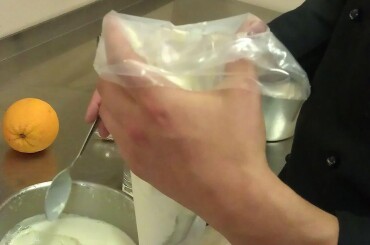 Переложить мятно-сливочный крем в кондитерский мешок или просто выложить ложкой...