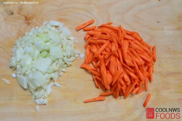 Сделаем легкий гарнирчик к голубцам: нарезаем лук, морковь.