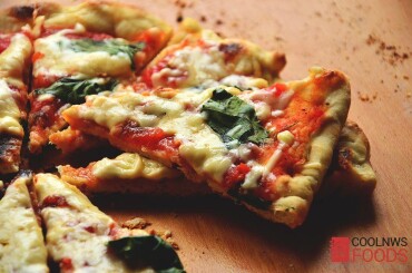 Попробовав однажды изысканную и одновременно простую итальянскую пиццу «Маргариту», Вы будете готовить ее всегда. Если говорить о том, как делать пиццу «Маргариту», следует не забывать, что ее можно приготовить в русской печи на даче. Получится великолепная закуска для перекуса на природе. Тоненькое тесто для пиццы «Маргарита» с вкусной начинкой придутся по вкусу каждому. Обязательно попробуйте приготовить свою пиццу «Маргариту», и она непременно станет главным блюдом Вашего стола.