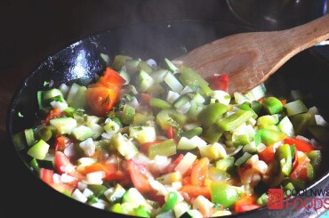 Когда овощи готовы, Они должны немного хрустеть. Добавляем измельченный чеснок и мелко нарубленную зелень кинзы и петрушки.