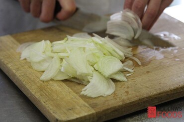 Пока мясо варится. Приготовим наши овощи: шинкуем соломкой репчатый лук.