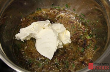 Добавляем мягкий козий сыр "Шевр", все перемешиваем, добавляем соль и свежемолотый перец.