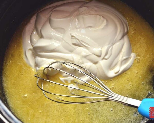 Яичные желтки растираем с сахаром, добавляем сливки, ваниль
