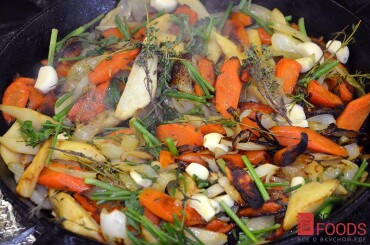 Обжариваем овощи до полуготовности, в конце жарки добавляем веточки тимьяна, стебли петрушки и зубчики чеснока. Перемешиваем.