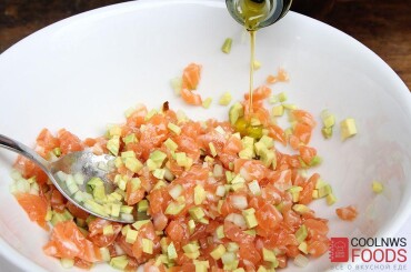 Заправляем оливковым маслом, солим, перчим