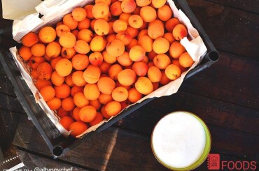 В рецепт абрикосового варенья входят такие ингредиенты: абрикосы и сахар. Больше ничего добавлять не нужно!