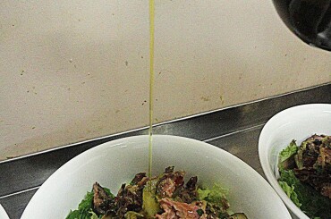 Поливаем салат оливковым маслом.