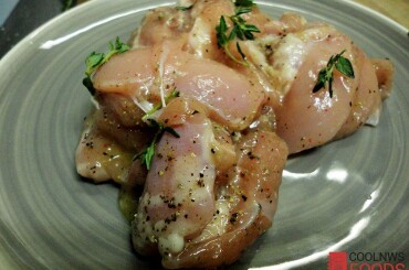 Филе цыпленка маринуем в оливковом масле, перце, соли и добавления свежего тимьяна.