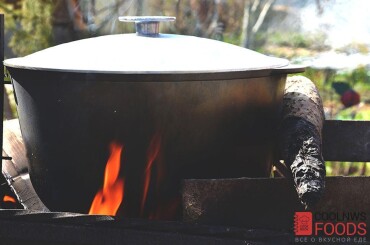 После добавляем мякоть баранины доводим до кипения, снимаем пену и варим еще 1 час на среднем огне под закрытой крышкой.