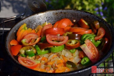 Добавляем к морковке и луку, еще раз обжариваем. И добавим томатную пасту.