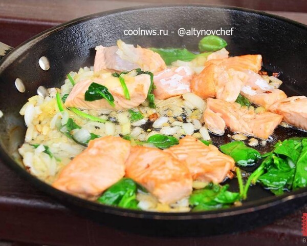 солим, перчим жареный лосось с луком и шпинатом