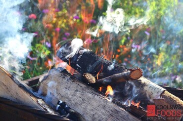 Наш борщ будет готовиться на мангале, поэтому разжигаем костер. Используем березовые и ольховые дрова.