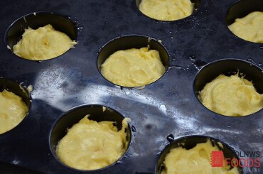 Готовое тесто для кексов влить в формы на 2/3 и поставить выпекаться на 30 минут в предварительно разогретую до 180 градусов духовку. Готовность проверить деревянной шпажкой.