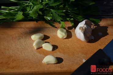 В конце варки ухи добавляем соль, перец по вкусу и нарезанный пластиком чеснок. И еще обязательно измельченную петрушку.