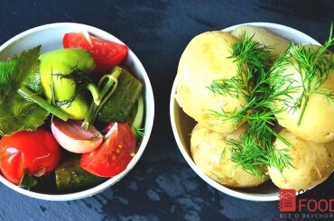 Малосольные овощи с отварным картофелем - отличная закуска к дачному столу.