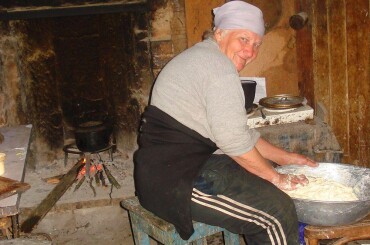 На утро баба Надя приготовила Аджарский хачапури. И посвятила меня во все тонкости рецепта. На фото она месит тесто.