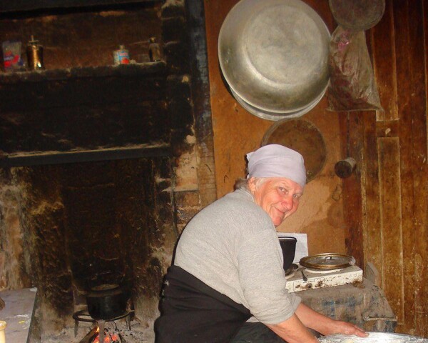 Замешивает тесто на хачаппури