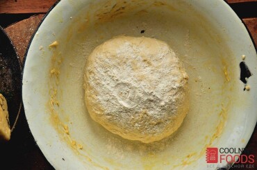 В конце замеса добавим немного оливкового масла холодного отжима, это даст нашему тесту итальянские нотки. Вымешиваем тесто до тех пор пока оно перестанет прилипать к рукам и стенкам посуды. Теперь накроем полотенцем тесто и снова уберем его в теплое место для расстойки на 40-60 минут.
