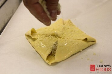 Сверху пирожок посыпать сыром пармезан. Выпекаем пирожок в течении 20 минут.