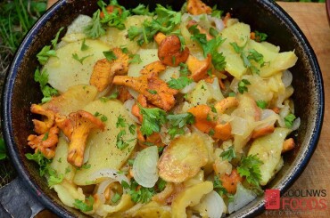 Когда картошка с лисичками готова, солим ее зазыпаем мелконарезанной петрушкой и перемешиваем.
