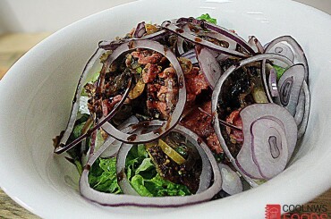 Готовый салат посыпать черным перцем из мельницы.  З.Ы. Также этот салат можно приготовить с красной консервированной фасолью. Заменив при этом грибы. Получится не менее вкусно!