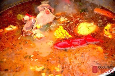 Варим на слабом огне 60 минут до размягчения мяса. Проверить готовность мяса - должно легко отделяться от кости. Добавить лавровый лист.