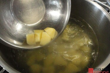 Когда грудинка в бульоне сварилась, закладываем картофель.