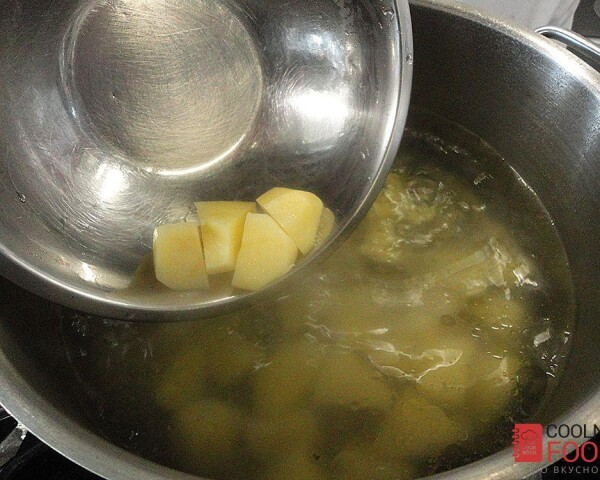 закладываем в бульон картофель