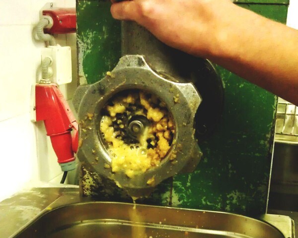 яблоки пропускаем через мясорубку