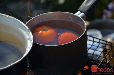 Опускаем томаты в кипящую воду на пару минут и сразу в холодную воду...