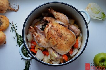 Поверх овощей укладываем курицу.