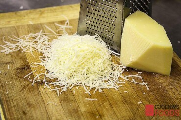 Натираем сыр "Грюйер" на мелкой терке.