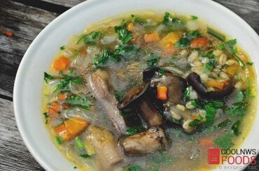 Дать супу настояьтся 20 минут и подавать со сметаной и свеженарубленной петрушкой.