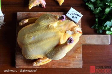 У цыпленка отрезаем лапы и голову (не выбрасывайте, пригодятся для приготовления вкусного бульона)