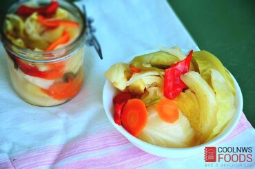 Капуста квашеная крупными кусками с перцем готова.