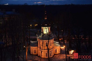 С закатом, завершилось наше путешествие возвращением домой в Царское Село г. Пушкин. Получилось запечатлеть красивейшие пейзажи: Знаменская церковь, которую по воскресеньям посещал Александр Сергеевич, расположена возле Царскосельского лицея.