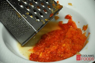 Свежий томат натераем на терке и добавляем в соус.