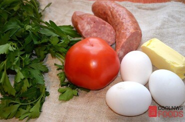 Ингредиенты для яичницы с колбасой и помидорами.