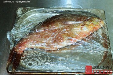 Убираем лещей в пакет или заматываем пищевой пленкой и плотно его заворачиваем. В холодильнике оставляем рыбу просаливаться на 4-6 часов.