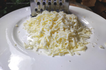 Посыпать тертым сыром и запекать в предварительно разогретой духовке темп. 200-220 градусов 10-15 минут до образования румяной корочки.