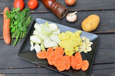 Подготавливаем овощи: лук нарезаем дольками, морковь кружками, картошку ломтиками.
