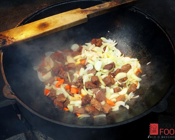 обжариваем лук смясом и морковью