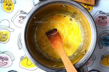 Яичный соус для карбонары с ветчиной подготовлен.