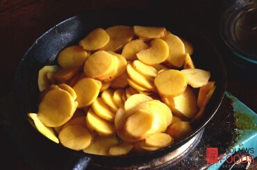 Молодой картофель чистить не нужно. Просто промойте его и нарежьте кружочками. Обжарьте картофель на раскаленной сковороде до полуготовности.